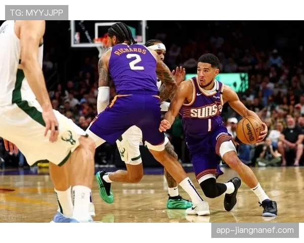 布克连续三分拉开差距 提升球队关键时刻得分效率