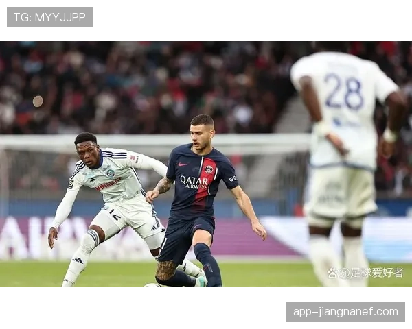 巴黎圣日耳曼边路突破优势显著，但进攻战术单一问题早已显现，对手针对性防守加剧