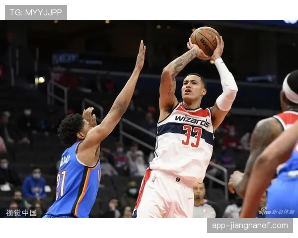 库兹马无球跑动效率提升，拉开空间改变奇才进攻结构